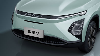Frontbillede af en lysegrøn Omoda 5 EV elbil med kølergrill, forlygter og logodetaljer.