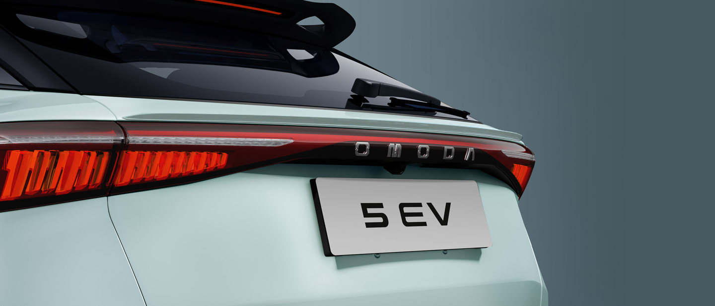 Nærbillede af bagenden af en lyseblå OMODA elbil med en 5 EV-nummerplade og et moderne baglygte-design.