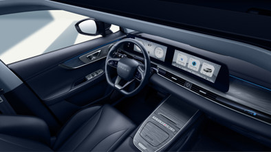 Moderne bilinteriør med digitalt instrumentbræt, touchscreen-betjening, lædersæder og et slankt, minimalistisk design.