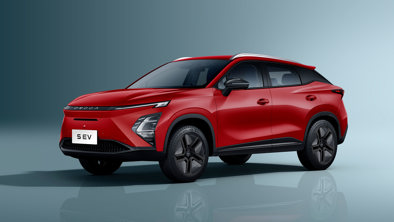 En rød kompakt elektrisk OMODA SUV med moderne styling, vist på en almindelig blågrå baggrund.