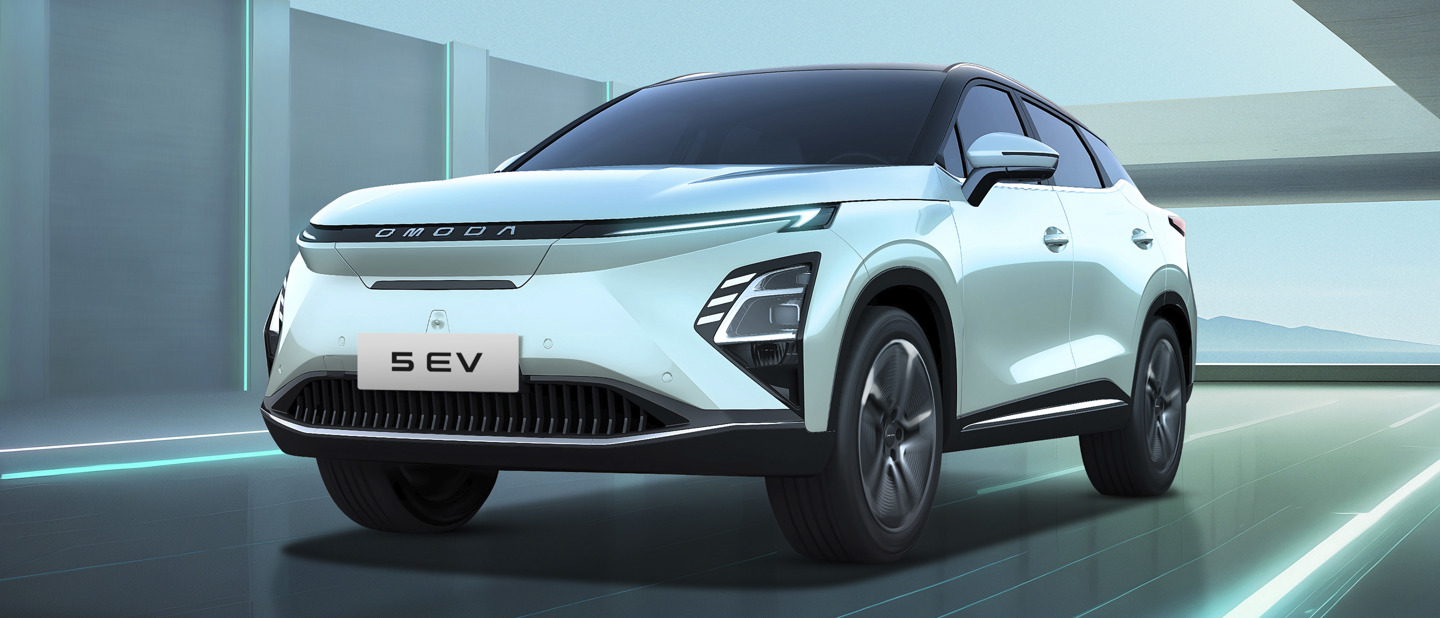 En elegant grønlig elektrisk OMODA SUV er parkeret i et moderne, futuristisk miljø med blå belysning.