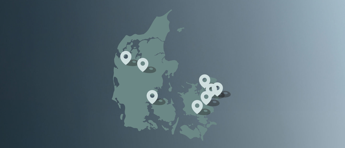 Et kort over Danmark med markører, der markerer forskellige steder i landet på en blå baggrund.