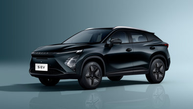 En sort elektrisk OMODA med et moderne, kantet design er parkeret på en glat overflade mod en almindelig blågrøn baggrund.